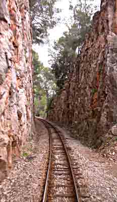    Schneisse durch brüchiges Gestein   ...   