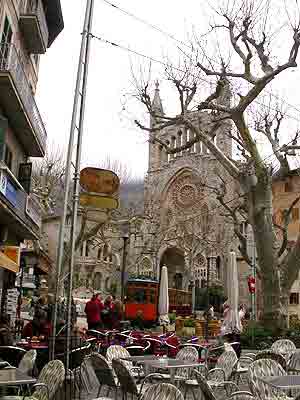       seit 1913 fährt das Drämmmli quer über die Plaça de sa Constitució , haarscharf am Apérotischchen vorbei   ...   