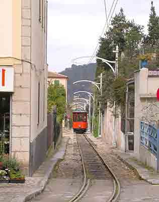    quitschvergnügliche Ankündigung in Sóller   ...   