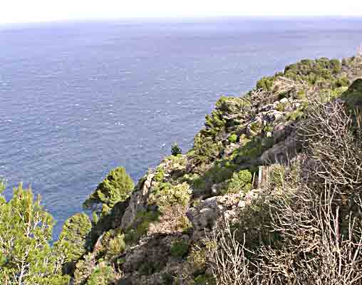    und zerklüftet     ....   